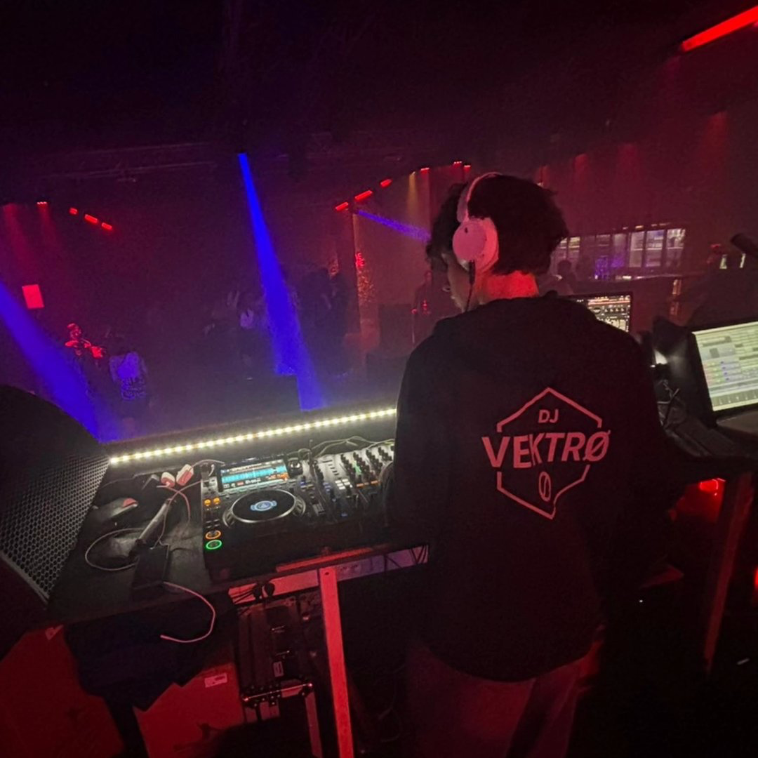 DJ VEKTRØ en concert, de dos derrière les platines