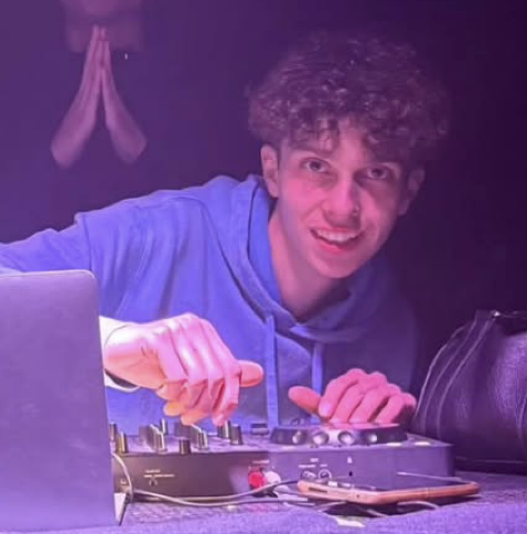Portrait de DJ VEKTRØ derrière une table de mixage